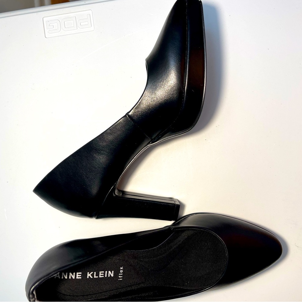 Anne Klein black pumps (New)